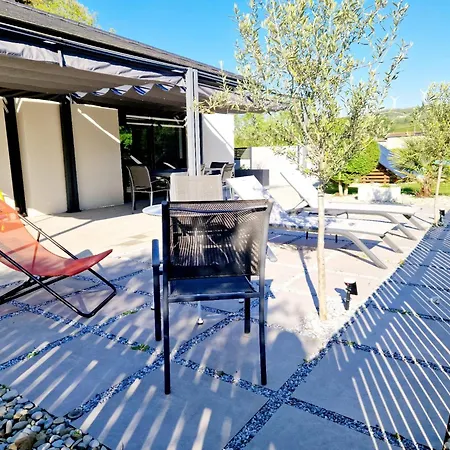 La Leon Pisicne Privee Et Patio Interieur * Laveyron
