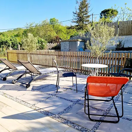 La Leon Pisicne Privee Et Patio Interieur * Laveyron