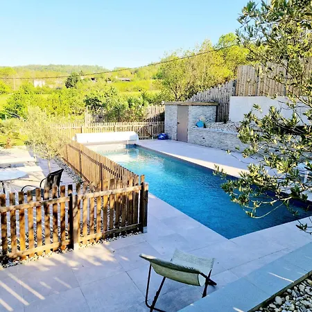 La Leon Pisicne Privee Et Patio Interieur Laveyron